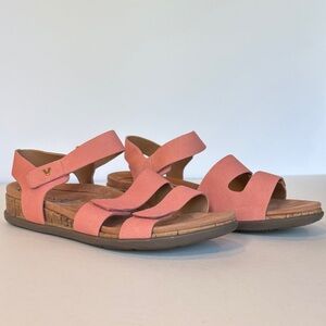 NWOT Vionic Colleen Sandals. Size 8